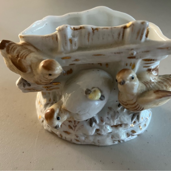 Bird planter no hole in bottom.with three little birdies. Bottom has 20 on it - Picture 3 of 11